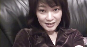 phim sex vn máy bay bà già Cô phim sex người mập gái quyến rũ ôm với một người bạn theo nhịp điệu của điệu nhảy.